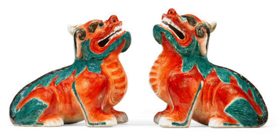 A PAIR OF CHINESE EXPORT PORCELAIN FAMILLE VERTE MYTHICAL BEAST JOSS-STICK HOLDERS - Foto 2