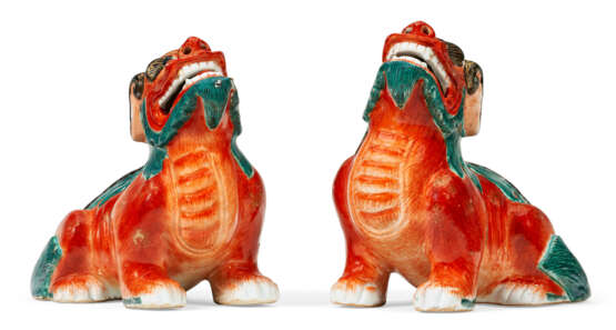 A PAIR OF CHINESE EXPORT PORCELAIN FAMILLE VERTE MYTHICAL BEAST JOSS-STICK HOLDERS - Foto 3