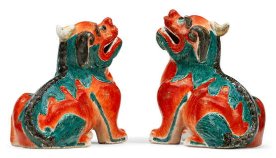 A PAIR OF CHINESE EXPORT PORCELAIN FAMILLE VERTE MYTHICAL BEAST JOSS-STICK HOLDERS - фото 4