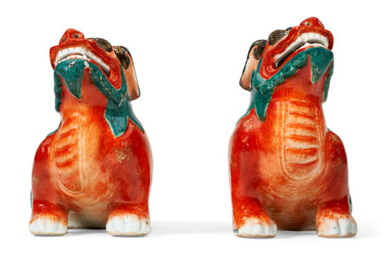 A PAIR OF CHINESE EXPORT PORCELAIN FAMILLE VERTE MYTHICAL BEAST JOSS-STICK HOLDERS - Foto 5