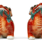A PAIR OF CHINESE EXPORT PORCELAIN FAMILLE VERTE MYTHICAL BEAST JOSS-STICK HOLDERS - Foto 5