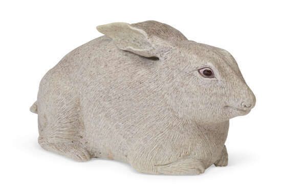 A CHINESE EXPORT PORCELAIN MODEL OF A RABBIT - Foto 1