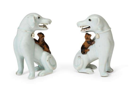 A PAIR OF CHINESE EXPORT PORCELAIN HOUNDS WITH PUPS - photo 1