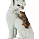 A PAIR OF CHINESE EXPORT PORCELAIN HOUNDS WITH PUPS - photo 2