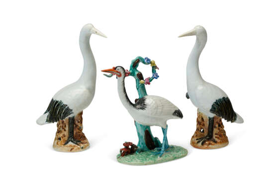 THREE CHINESE EXPORT PORCELAIN CRANES - Foto 1