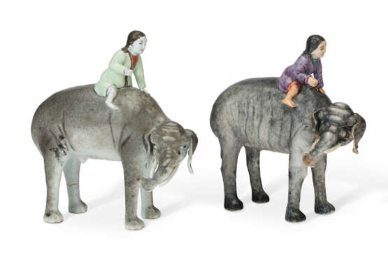 TWO CHINESE EXPORT PORCELAIN ELEPHANTS AND RIDERS - Foto 1