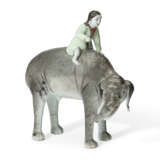 TWO CHINESE EXPORT PORCELAIN ELEPHANTS AND RIDERS - photo 2