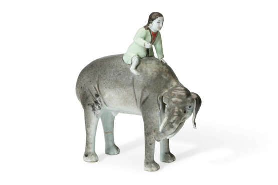 TWO CHINESE EXPORT PORCELAIN ELEPHANTS AND RIDERS - Foto 2