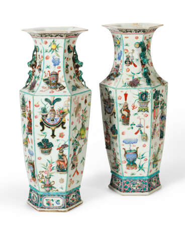A LARGE PAIR OF CHINESE EXPORT PORCELAIN FAMILLE ROSE VASES - фото 1