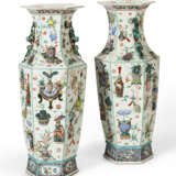 A LARGE PAIR OF CHINESE EXPORT PORCELAIN FAMILLE ROSE VASES - фото 1