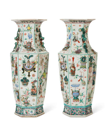 A LARGE PAIR OF CHINESE EXPORT PORCELAIN FAMILLE ROSE VASES - photo 2
