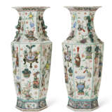 A LARGE PAIR OF CHINESE EXPORT PORCELAIN FAMILLE ROSE VASES - Foto 2