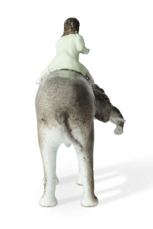 TWO CHINESE EXPORT PORCELAIN ELEPHANTS AND RIDERS - Foto 4