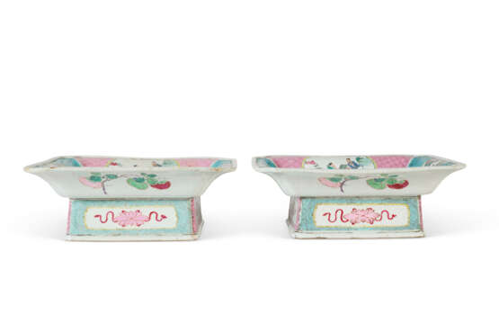 A PAIR OF CHINESE EXPORT PORCELAIN FAMILLE ROSE FOOTED DISHES - photo 2