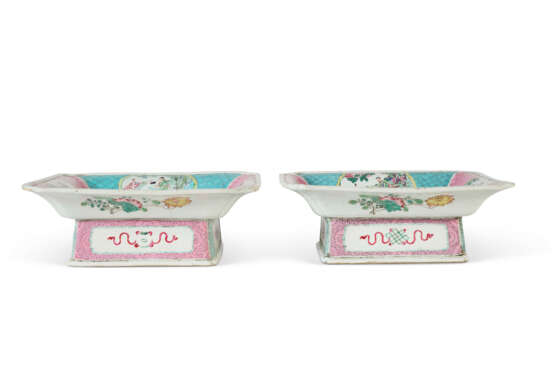 A PAIR OF CHINESE EXPORT PORCELAIN FAMILLE ROSE FOOTED DISHES - фото 3