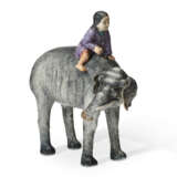 TWO CHINESE EXPORT PORCELAIN ELEPHANTS AND RIDERS - Foto 5