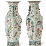 A LARGE PAIR OF CHINESE EXPORT PORCELAIN FAMILLE ROSE VASES - Foto 3