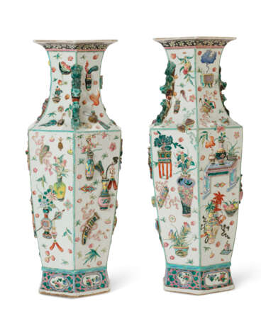 A LARGE PAIR OF CHINESE EXPORT PORCELAIN FAMILLE ROSE VASES - photo 3