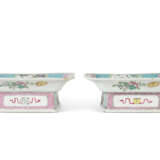 A PAIR OF CHINESE EXPORT PORCELAIN FAMILLE ROSE FOOTED DISHES - Foto 4
