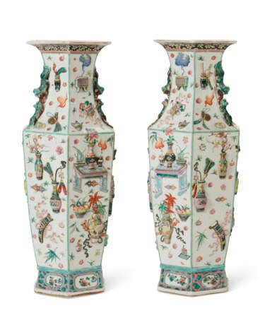 A LARGE PAIR OF CHINESE EXPORT PORCELAIN FAMILLE ROSE VASES - Foto 4