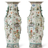 A LARGE PAIR OF CHINESE EXPORT PORCELAIN FAMILLE ROSE VASES - фото 4