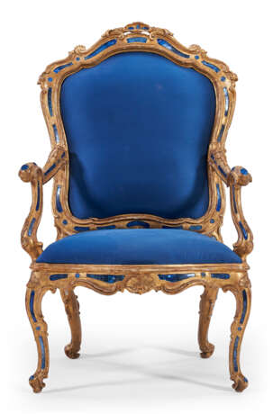 A PAIR OF NORTH ITALIAN GLASS-INSET GILTWOOD ARMCHAIRS - фото 2