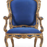 A PAIR OF NORTH ITALIAN GLASS-INSET GILTWOOD ARMCHAIRS - фото 2