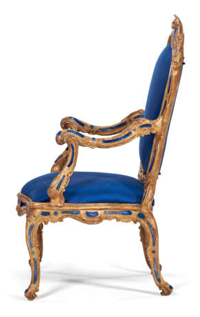 A PAIR OF NORTH ITALIAN GLASS-INSET GILTWOOD ARMCHAIRS - Foto 4
