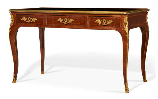 A LOUIS XV ORMOLU-MOUNTED TULIPWOOD AND PARQUETRY BUREAU PLAT - Foto 2