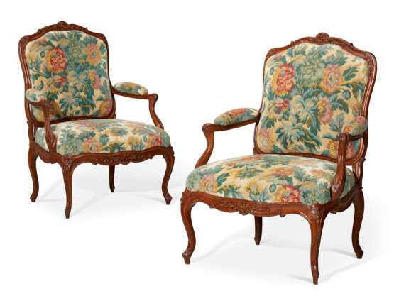 A PAIR OF LOUIS XV BEECHWOOD FAUTEUILS - photo 1