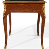 A LOUIS XV ORMOLU-MOUNTED TULIPWOOD AND PARQUETRY BUREAU PLAT - Foto 3