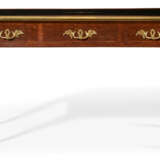 A LOUIS XV ORMOLU-MOUNTED TULIPWOOD AND PARQUETRY BUREAU PLAT - Foto 4