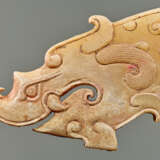 A POWERFUL HUANG ARCHED PENDANT WITH FINELY DETAILED DRAGON HEADS AND A PATTERN OF RAISED CURLS - фото 3