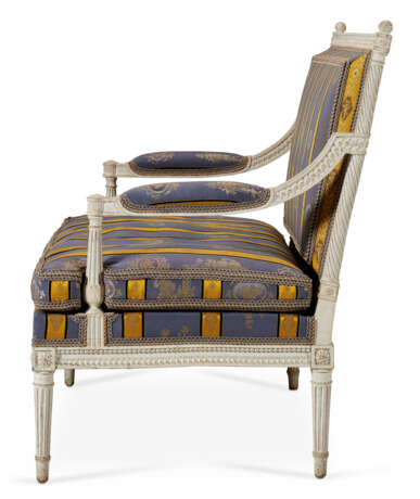 A SUITE OF LOUIS XVI WHITE-PAINTED SEAT FURNITURE - фото 3