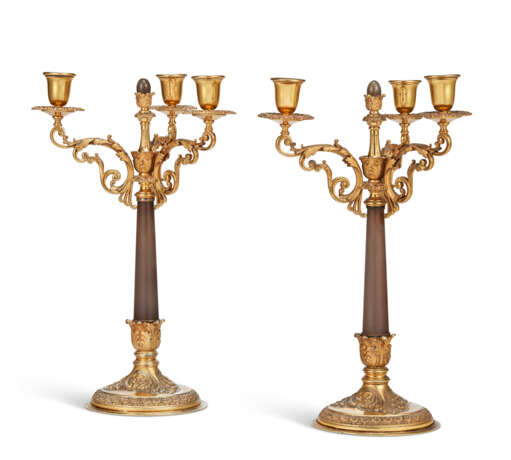 A PAIR OF ITALIAN SILVER-GILT AND AGATE THREE-LIGHT CANDELABRA - Foto 1