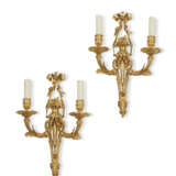 A PAIR OF LATE LOUIS XV ORMOLU TWO-BRANCH WALL LIGHTS - Foto 1