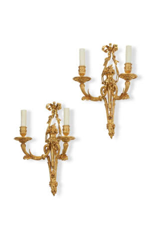 A PAIR OF LATE LOUIS XV ORMOLU TWO-BRANCH WALL LIGHTS - Foto 2