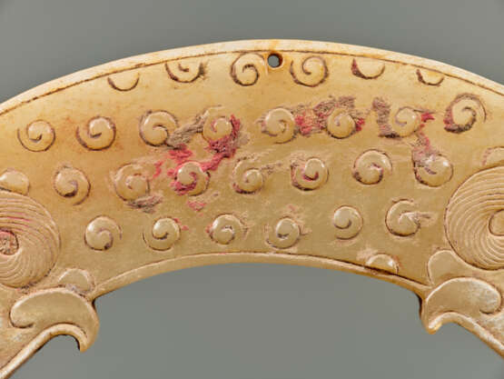 A POWERFUL HUANG ARCHED PENDANT WITH FINELY DETAILED DRAGON HEADS AND A PATTERN OF RAISED CURLS - Foto 4