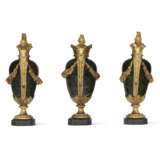 A FRENCH ORMOLU-MOUNTED AND GREEN SERPENTINE THREE-PIECE MATCHED GARNITURE - фото 3