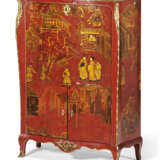 A LOUIS XV ORMOLU-MOUNTED, RED LACQUER AND PARCEL-GILT SECRETAIRE A ABATTANT - фото 2