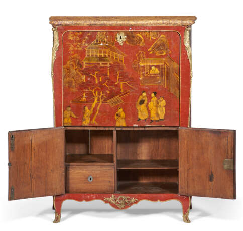A LOUIS XV ORMOLU-MOUNTED, RED LACQUER AND PARCEL-GILT SECRETAIRE A ABATTANT - photo 4