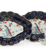 Porzellanmanufaktur Worcester. A PAIR OF WORCESTER PORCELAIN BLUE-GROUND LOZENGE-SHAPED DISHES AND A CUP AND SAUCER