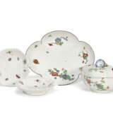 A CHANTILLY PORCELAIN KAKIEMON SAUCE TUREEN, COVER AND STAND AND TWO LEAF-SHAPED DISHES - Foto 1