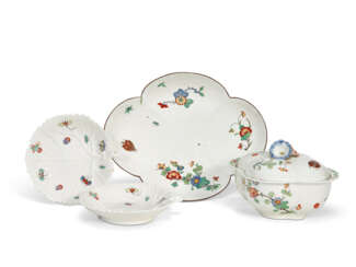 A CHANTILLY PORCELAIN KAKIEMON SAUCE TUREEN, COVER AND STAND AND TWO LEAF-SHAPED DISHES