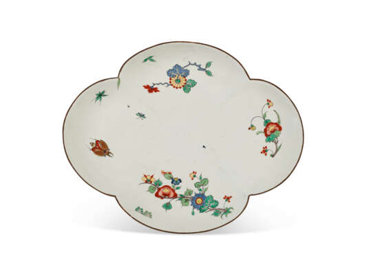 A CHANTILLY PORCELAIN KAKIEMON SAUCE TUREEN, COVER AND STAND AND TWO LEAF-SHAPED DISHES - фото 2