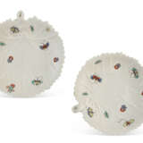 A CHANTILLY PORCELAIN KAKIEMON SAUCE TUREEN, COVER AND STAND AND TWO LEAF-SHAPED DISHES - Foto 3
