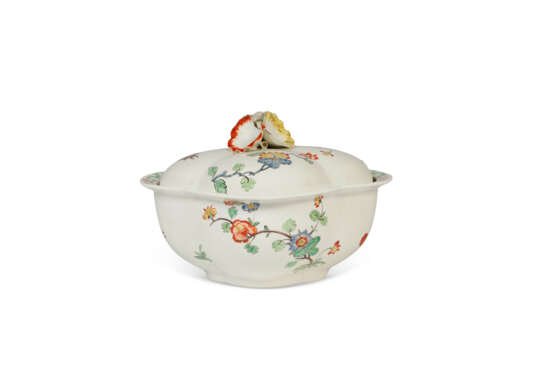 A CHANTILLY PORCELAIN KAKIEMON SAUCE TUREEN, COVER AND STAND AND TWO LEAF-SHAPED DISHES - фото 5