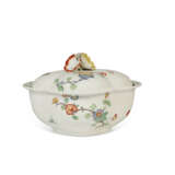A CHANTILLY PORCELAIN KAKIEMON SAUCE TUREEN, COVER AND STAND AND TWO LEAF-SHAPED DISHES - photo 5