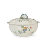 A CHANTILLY PORCELAIN KAKIEMON SAUCE TUREEN, COVER AND STAND AND TWO LEAF-SHAPED DISHES - фото 7