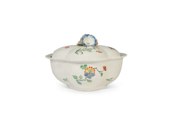 A CHANTILLY PORCELAIN KAKIEMON SAUCE TUREEN, COVER AND STAND AND TWO LEAF-SHAPED DISHES - Foto 7